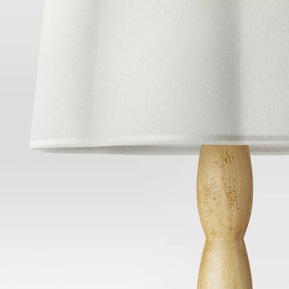 Gedrehte Bodenlampe mit gebogenem Lampenschirm