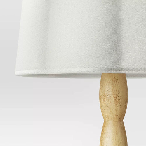 Gedrehte Bodenlampe mit gebogenem Lampenschirm