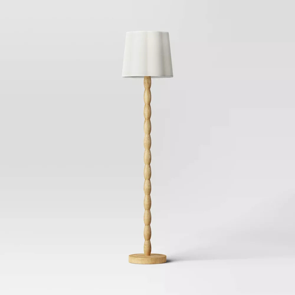 Gedrehte Bodenlampe mit gebogenem Lampenschirm
