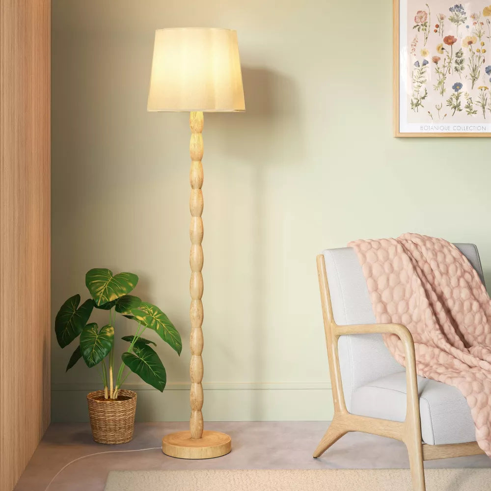 Gedrehte Bodenlampe mit gebogenem Lampenschirm