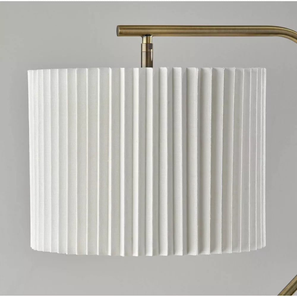 Schwenkarm-Bodenlampe mit plissiertem Trommelschirm