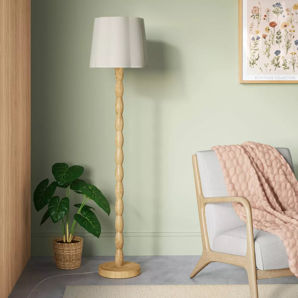 Gedrehte Bodenlampe mit gebogenem Lampenschirm